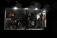 Die Konsumentenstimmung ist im Juli 2022 auf einem historischen Tiefstand. Schaufenster eines Fahrradladens im Dunkeln. 