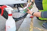 Pannendienste für E-Bikes im Vergleich. Lochdichter wird in einen Reifen eingefüllt.