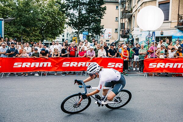 Mann mit Bahnvelo im Velorennen.