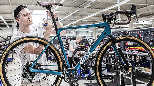 Rose Bikes Umsatzplus 2023. Fahrradmontage bei Rose Bikes in Bocholt.