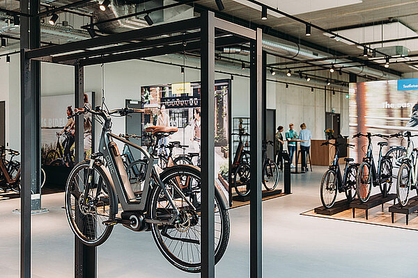 Qwic E-Bike Konkurs. Fahrräder stehen in einem Fahrradladen. 