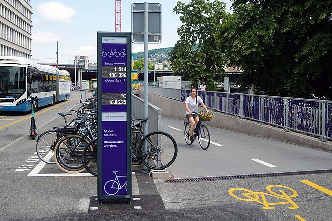Eine Frau fährt aus einem Tunnel für Radfahrer. 