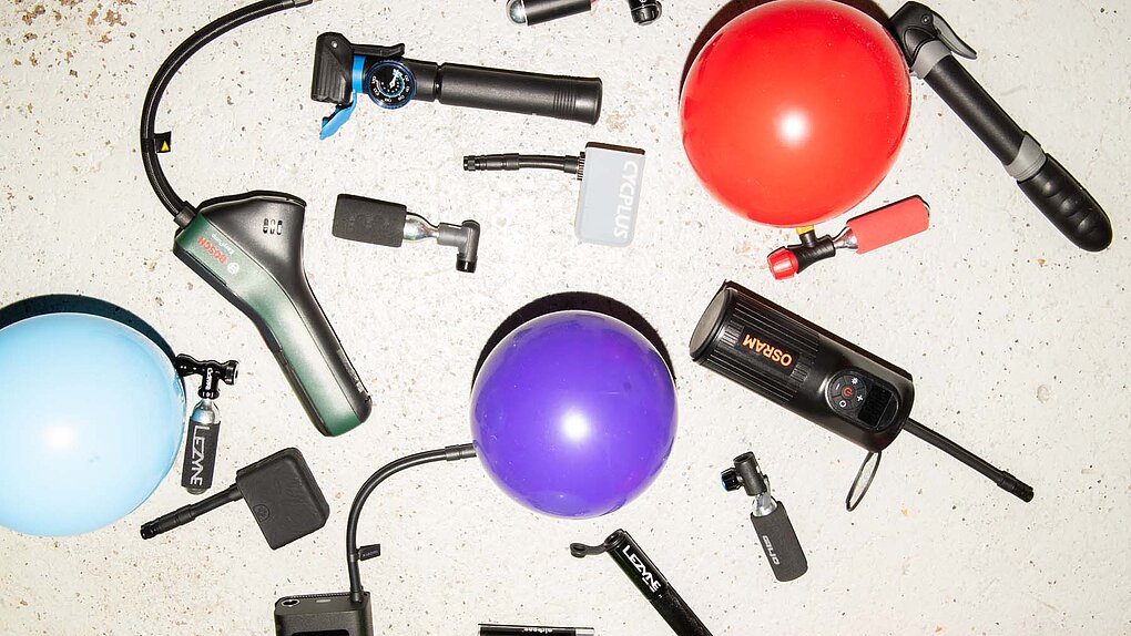 Fahrradpumpen auf einer hellen Oberfläche.