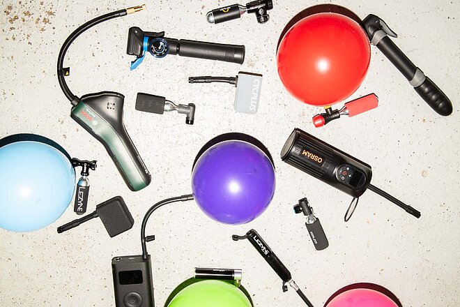 Fahrradpumpen auf einer hellen Oberfläche.