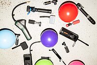 Fahrradpumpen auf einer hellen Oberfläche.