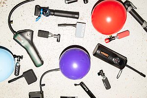 Fahrradpumpen auf einer hellen Oberfläche.