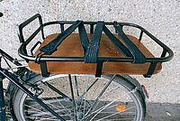 Velokiste.ch Packi im Test. Ladefläche auf dem Gepäckträger eines Fahrrads.