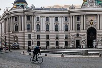 In Österreich wurde ein Händler verurteilt, der Velos aus China beim Zoll als Ware aus Bangladesch angab. Ein Mann fährt mit dem Velo durch Wien.