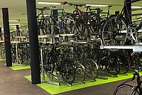 Fahrradabstellplätze mit vielen Fahrrädern