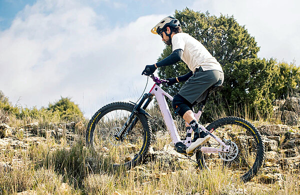 Dank Mahles neuen, intelligenten Funktionen sollen sich Fahrten mit dem E-Mountainbike natürlich anfühlen – mit einem Plus an Kraft. E-Mountainbiker im Gelände.