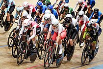 Bahnradfahrer auf einer Rennbahn.