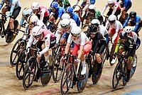 Bahnradfahrer auf einer Rennbahn.