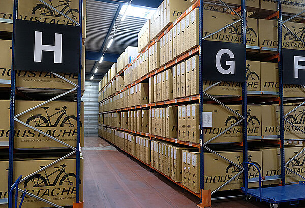 Warenlager mit Velokartons