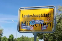 Ortsschild mit Aufschrift Landeshauptstadt München.