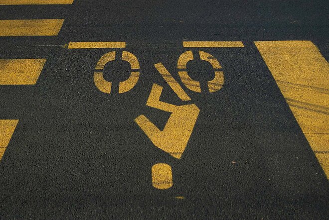 Sparmassnahmen beim Veloverkehr sind der falsche Weg. Ein Fahrrad steht auf dem Kopf.