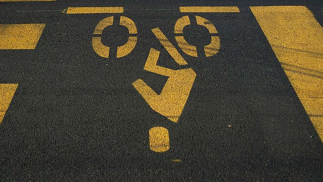 Sparmassnahmen beim Veloverkehr sind der falsche Weg. Ein Fahrrad steht auf dem Kopf.
