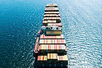 Wie ist der Zustand der globalen Fahrradbranche im Jahr 2025. Ein Containerschiff auf dem Meer.