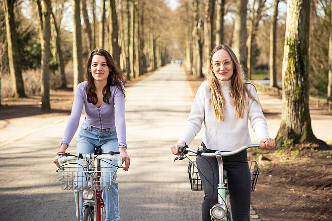 Zwe junge Frauen auf Fahrrädern