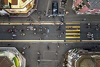 Viele Velos auf den Strassen. Luftaufnahme einer Critical Mass in Zürich. 