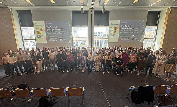 Eine Gruppe von Personen steht in einer Halle.