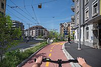 Fahrradweg mit roter Fahrbahn.