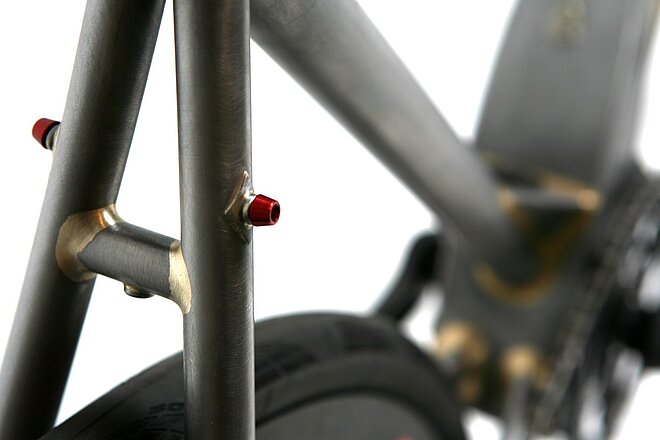 Velokultur in der Schweiz. Sattelstrebe eines Fahrradrahmens aus Stahl.