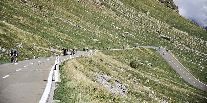 Auch 2025 sind in der Schweiz einige Alpenpässe für einen Tag autofrei. Wir verraten, welche es sind. Passstrasse mit Rennradfahrern