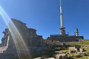 Gebäude mit Antenne auf einem Berggipfel.