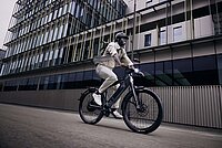 Amag Stromer E-Bike Leasing. Ein Mann fährt auf einem Speed-Pedelec.