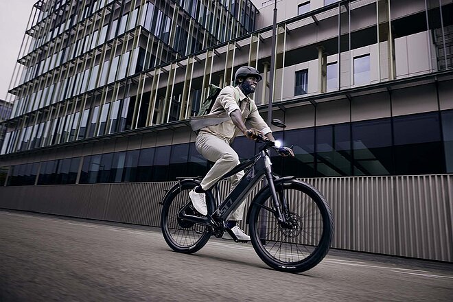 Amag Stromer E-Bike Leasing. Ein Mann fährt auf einem Speed-Pedelec.