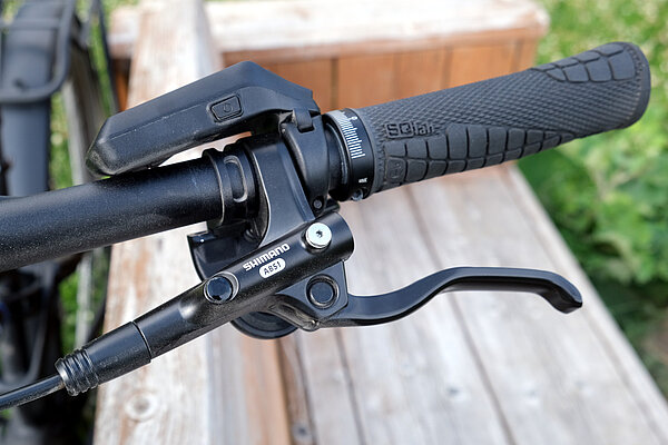 Bosch erweitert das ABS: Erstmals sind auch Shimano-Bremsen – darunter «XTR», «Deore XT», «BR-MT420» und «BR-MT200» – kompatibel. Lenkergriff eines Fahrrads mit Bremshebel.