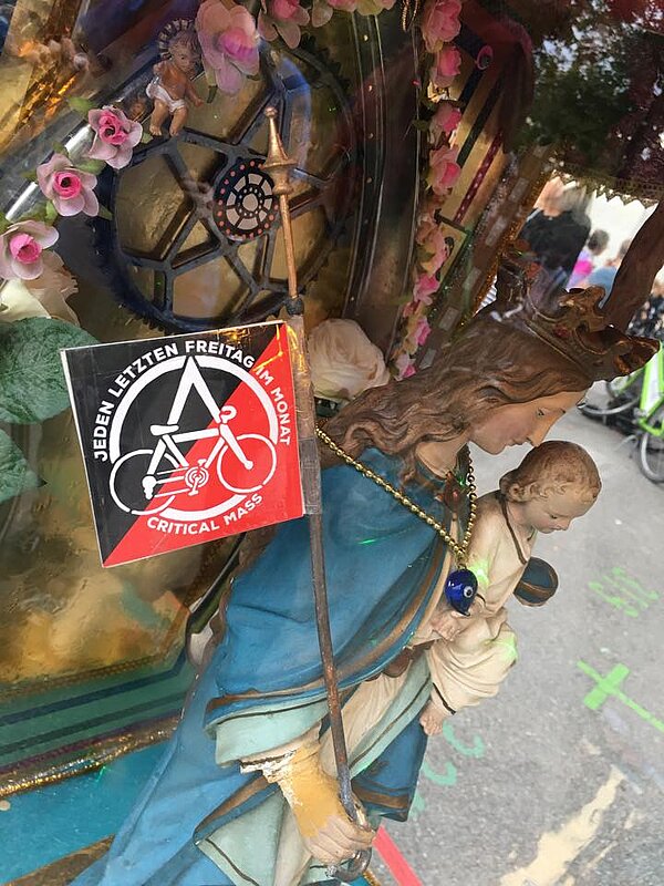 die Veloschutzpatronin Madonna di gishallo fährt an der VElodemo Zürich mit