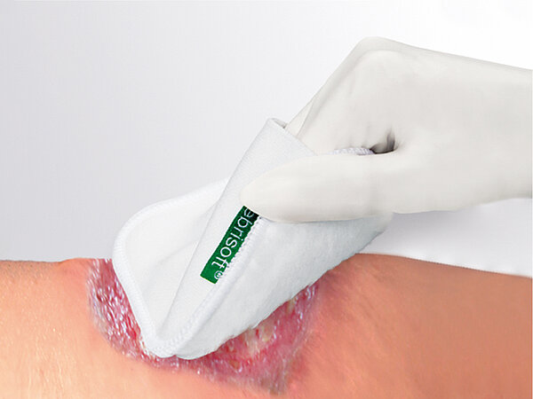 Das neue Flawa Debrisoft Wundreinigungs-Pad ermöglicht die einfache, sanfte und nahezu schmerzfreie Reinigung von oberflächlichen Schürf- und Schnittwunden. 