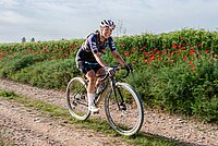 Gravelbiker auf Schotterweg.
