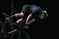 Ein Rennradfahrer stürzt über den Lenker. 