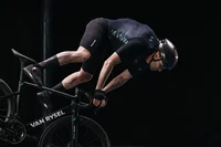 Ein Rennradfahrer stürzt über den Lenker. 