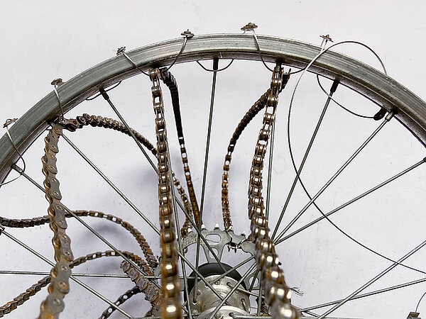 Ketten werden mit Bremskabel auf Rad gezurrt