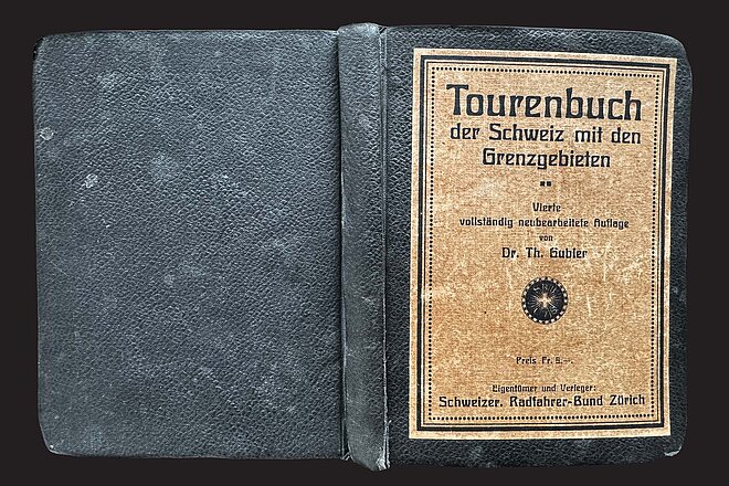 Altes in Leder gebundenes Buch.