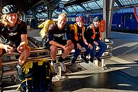 Velokuriere warten am Züricher Hauptbahnhof auf passende Zugverbindungen.