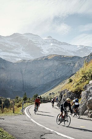 Am «Klausen Monument» am 11. September 2022 ist der Klausenpass für Autos gesperrt. Velofahrer auf Passstrasse in den Bergen.