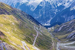 Passstrasse mit Spitzkehren.