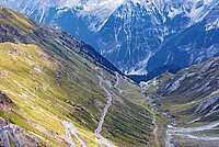 Passstrasse mit Spitzkehren.