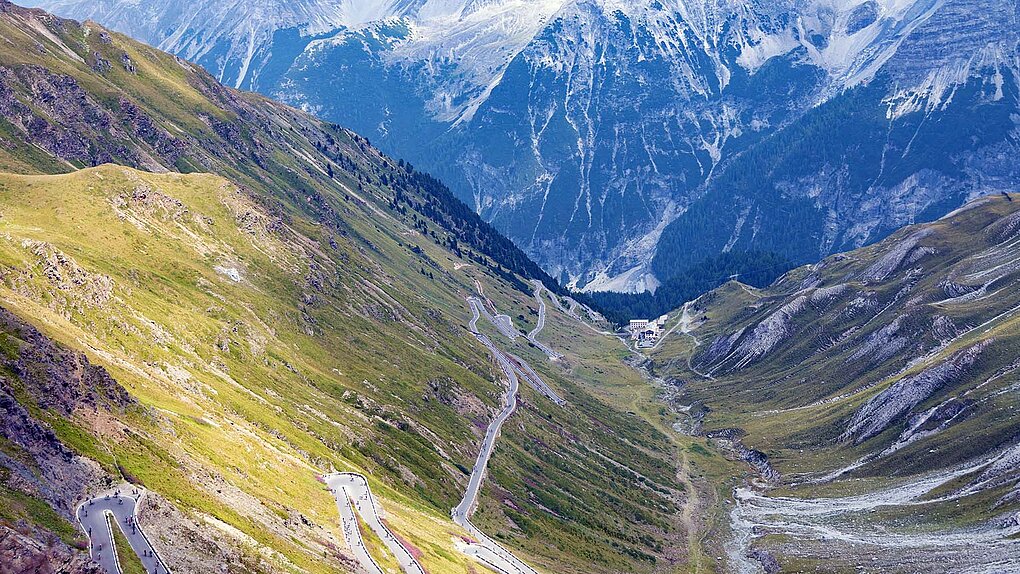 Passstrasse mit Spitzkehren.