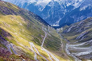 Passstrasse mit Spitzkehren.