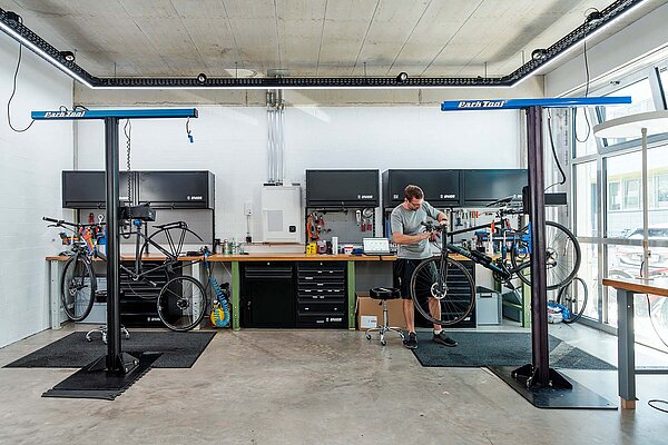 Fahrradwerkstatt mit Montageständern für Velos.