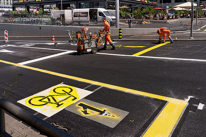 Markierungsarbeiten bei der Langstrassenunterführung. 