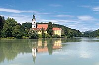 Fahrradreise Inn-Radweg mit E-Bike. Kirche am Wasser. 
