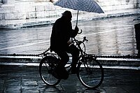 Velofahrer mit Schirm