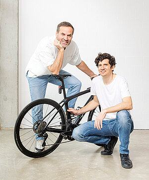 Zwei Männer mit weis...