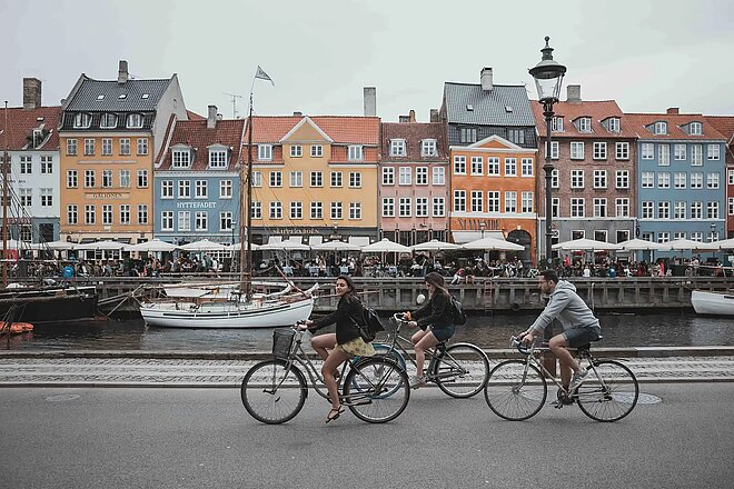 Velofahrende in Nyhavn Kopenhagen Dänemark